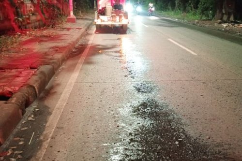 Macet di Margonda, Ini Cara Damkar Atasii Jalan yang Terkena Oli
