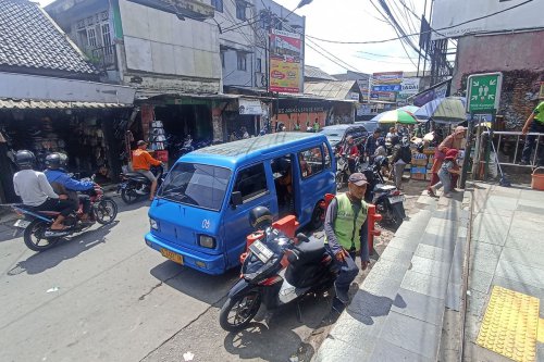 Polisi Tindak Angkot yang Berhenti Sembarangan di Stasiun Citayam