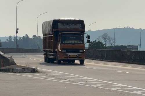 Awas, Kombinasi Jalan Aspal dan Beton Berbahaya Saat Hujan