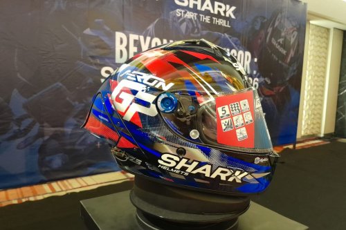 Helm dengan Warisan Balap Dunia Resmi Masuk Indonesia
