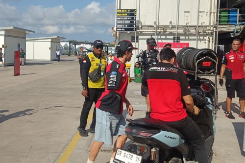 Marc Marquez, Marquez, Potret Marc Marquez Setelah Jatuh, Tangan Kanan Disembunyikan di Baju