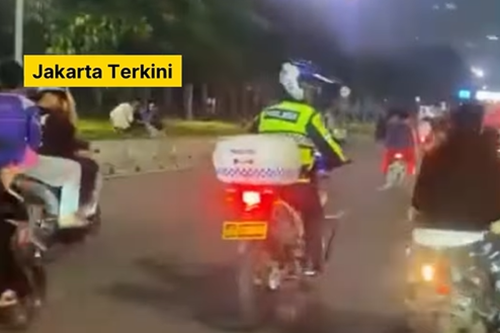 Rombongan Pemotor Tanpa Helm Melintas Jalan Jenderal Sudirman