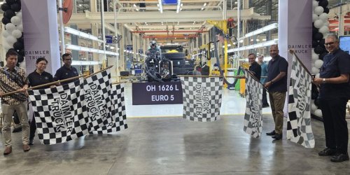 Produksi Cikarang, DCVMI Ekspor Perdana Sasis Mercedes 1626L Euro 5