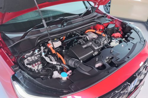 Apa Benar Busi Mobil Hybrid Berbeda dari Mobil Bensin Biasa?