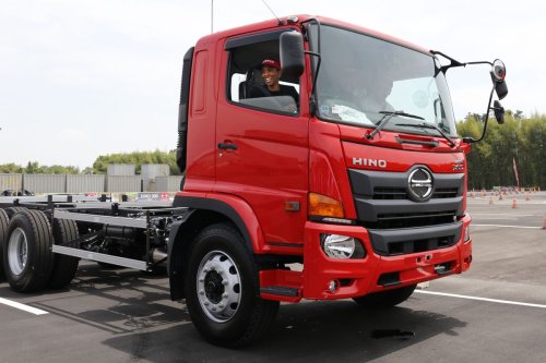 Alasan Kaca Spion Kiri Truk Lebih Banyak Dibanding Sisi Kanan