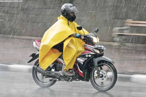 Pakai Jas Hujan Model Ponco Bisa Picu Kecelakaan
