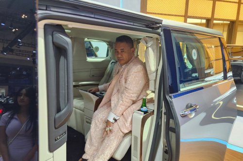 Datang ke GIIAS 2025, Hotman Paris Tertarik pada MPV Premium Rp 2,8 Miliar