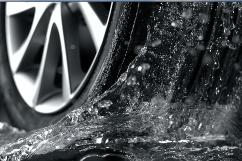 Tips dari Ahli agar Aman Mengemudi di Jalan Licin