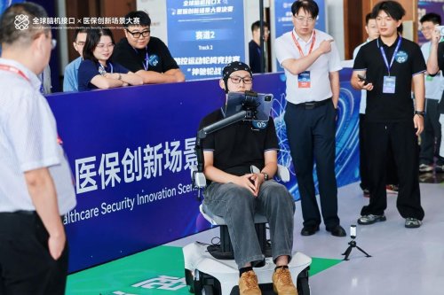 Robot Chery Bawa Teknologi Kendali Otak ke Kursi Roda