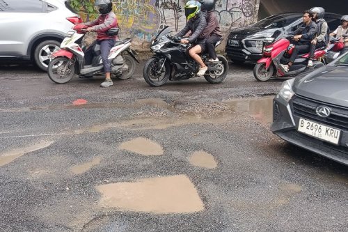 Berkendara Aman Saat Mudik di Musim Hujan