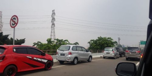 Terpaksa Berhenti di Bahu Jalan Tol, Lakukan Hal Ini agar Tetap Aman