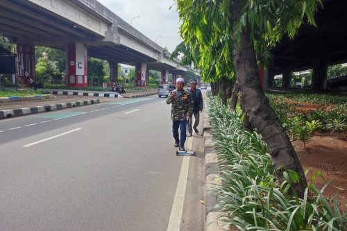 Ranjau Paku Besi Payung Ancam Keselamatan Pengendara di Jakarta