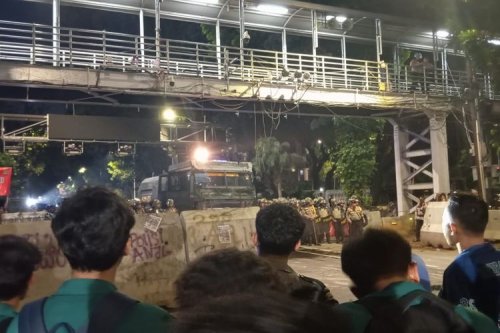Cara Aman Memarkir Kendaraan Saat Terjebak Demo di Jalan