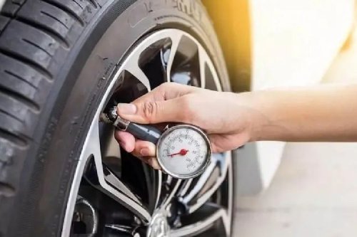 Tanpa Alat, Begini Cara Deteksi Ban Mobil yang Kurang Tekanan