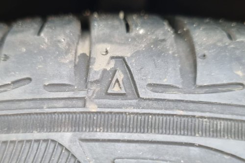 Fungsi Tanda Segitiga pada Ban yang Kerap Diabaikan