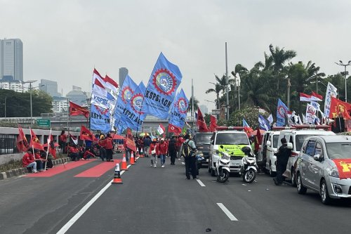 Rute Bus Transjakarta Dialihkan Imbas Aksi Buruh di Gedung DPR