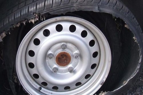 Petaka Pecah Ban Mobil, Penyebab Sepele yang Sering Diabaikan
