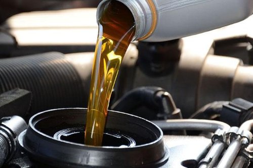 Sering Telat Ganti Oli Mesin Mobil, Seberapa Besar Risikonya?