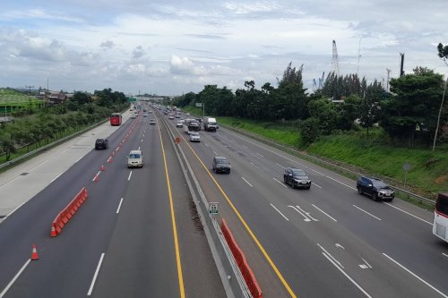 Akibat Sembarangan Pindah Lajur Saat Contraflow, Dua Mobil Tabrakan
