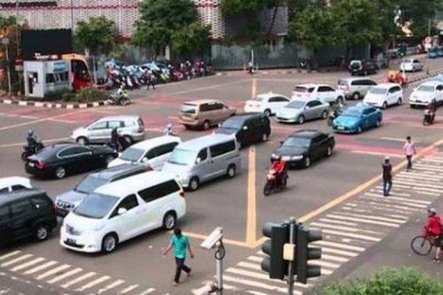 Apa Fungsi Marka Garis Kotak Kuning di Tengah Jalan?
