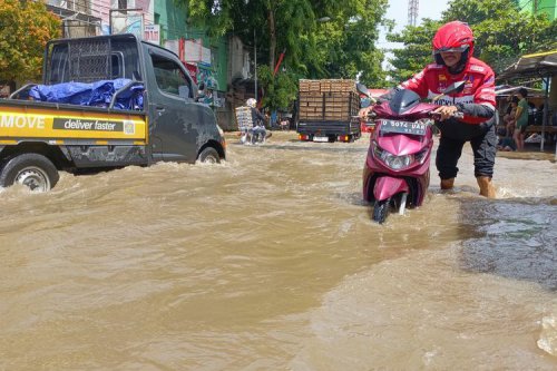 Penanganan Tepat Setelah Mobil Terjang Banjir, Cegah Turun Mesin