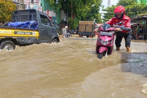 Penanganan Tepat Setelah Mobil Terjang Banjir, Cegah Turun Mesin