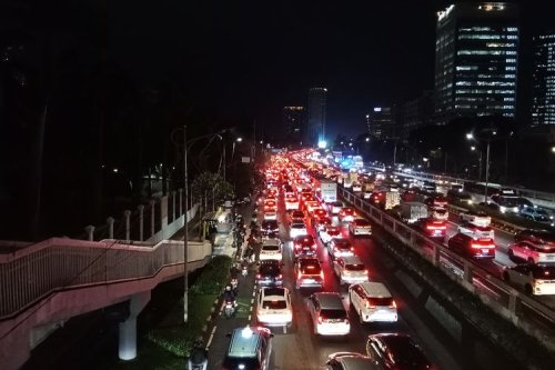 Cuaca Tak Menentu di Libur Nataru, Ini Tips Berkendara Aman Saat Hujan