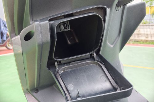 Polytron Fox 350, Bagasi Luas tapi Laci Depan Tanggung