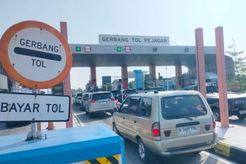 Kebablasan Exit Tol, Truk Nekat Putar Balik di Tol Pejagan-Pemalang