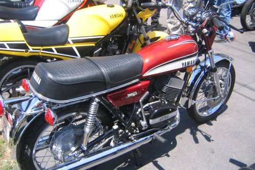Yamaha, Motor Legendaris Yamaha RD350: 2 Tak dan 2 Silinder