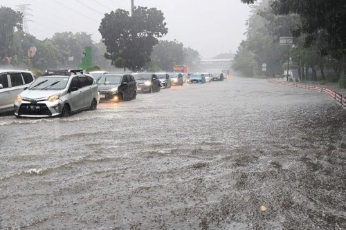 Sejumlah Rute Bus Transjakarta Dialihkan karena Banjir
