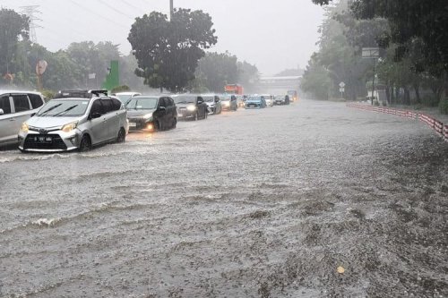 Sejumlah Rute Bus Transjakarta Dialihkan karena Banjir