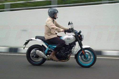 Komparasi Royal Enfield Guerrilla 450 dan Triumph Speed 400