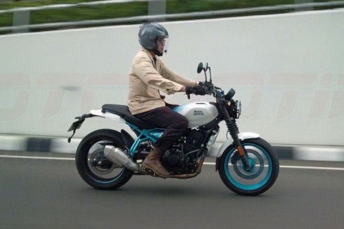 Komparasi Royal Enfield Guerrilla 450 dan Triumph Speed 400