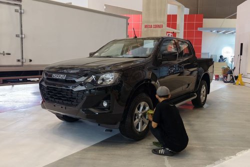 Isuzu, Isuzu D-Max, Foton eTunland vs Isuzu D-Max: Pikap EV atau Diesel untuk Medan Berat?