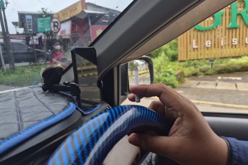 Lihat Pengemudi Sambil Merokok, Menjauh Agar Terhindar Celaka