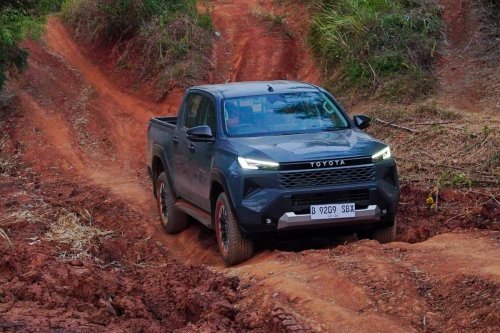 Impresi Perdana Toyota Hilux Terbaru, Beda Karakter Manual dan Matic