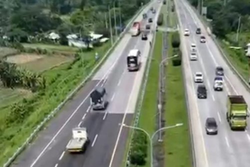 Awas, Kombinasi Jalan Aspal dan Beton Berbahaya Saat Hujan