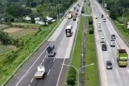 Awas, Kombinasi Jalan Aspal dan Beton Berbahaya Saat Hujan