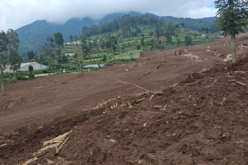 Cara Produsen Oli Ini Bantu Korban Longsor di Cisarua, Bandung Barat