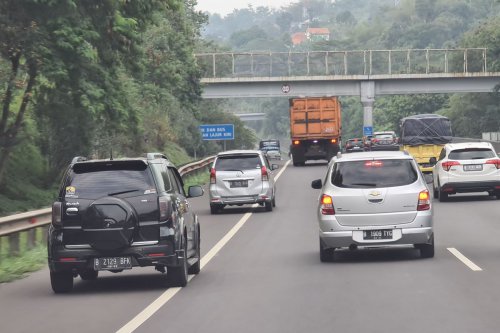 Belajar dari Insiden Toyota Innova, Kenapa Lewat Bahu Jalan Berbahaya?