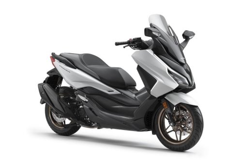 Yamaha, Honda, Adu Yamaha XMAX Connected TechMAX vs Honda Forza 250