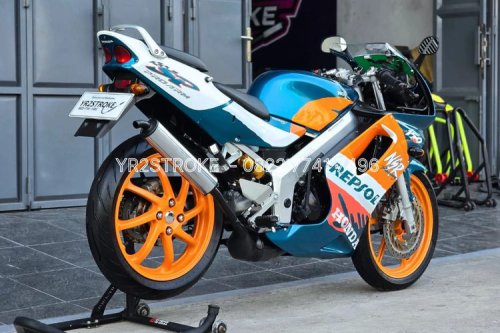 Tips Aman Berkendara Motor 2-Tak, Jaga Akselerasi