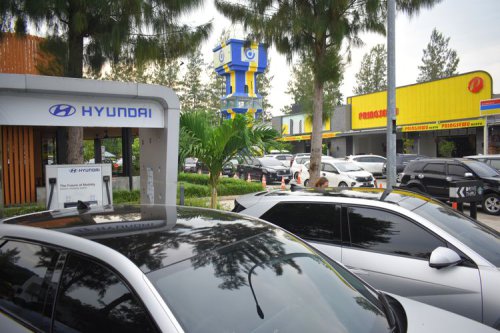 PLN Catat Lonjakan Mobil Listrik Melakukan Pengecasan di SPKLU