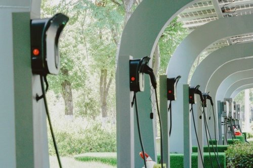 Keuntungan Memiliki Wall Charger untuk Mobil Listrik