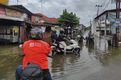 Motor Terperosok ke Got, Hati-hati Berkendara Saat Lewat Genangan