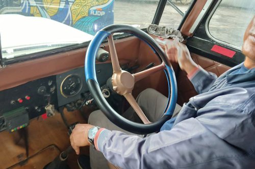 Pengalaman Seru Naik Bus Vintage Dodge D Series di Kutoarjo