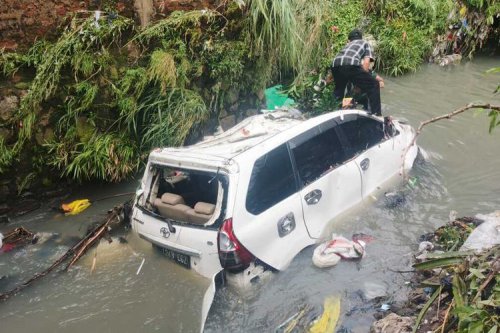 Jangan Pernah Menerobos Aliran Banjir, Mobil Bisa Hanyut