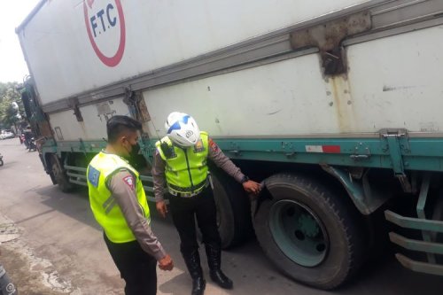 Ban Truk Sebelah Kiri Lebih Cepat Aus, Ternyata Ini Penyebabnya