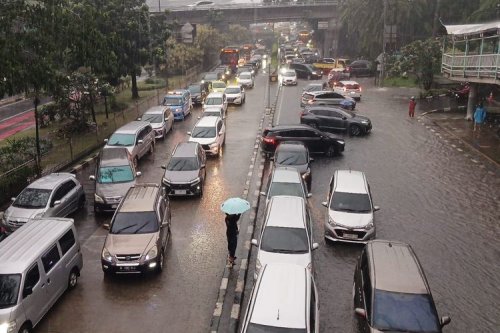 Pelajaran dari Banjir Sumut, Kenali dan Pahami Cara Lewat Genangan